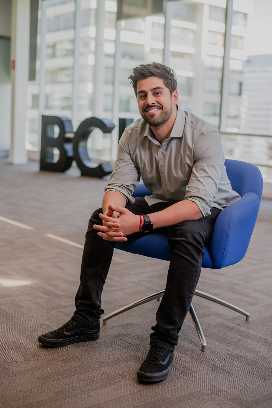 Retrato profesional de hombre en oficina con luz natural, estilo corporativo para LinkedIn