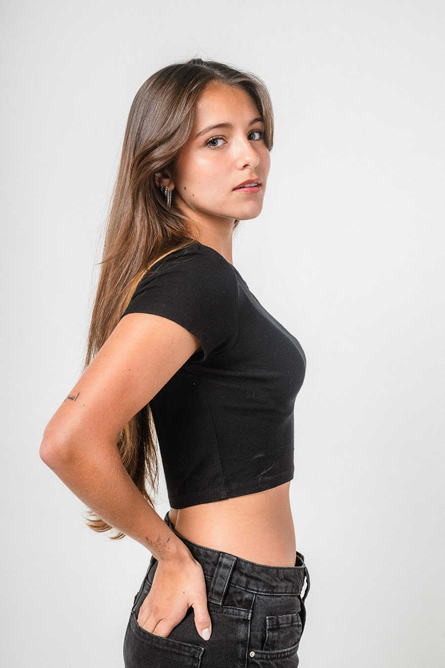 Fotos polas para casting: perfil del modelo con iluminación uniforme y fondo neutro.