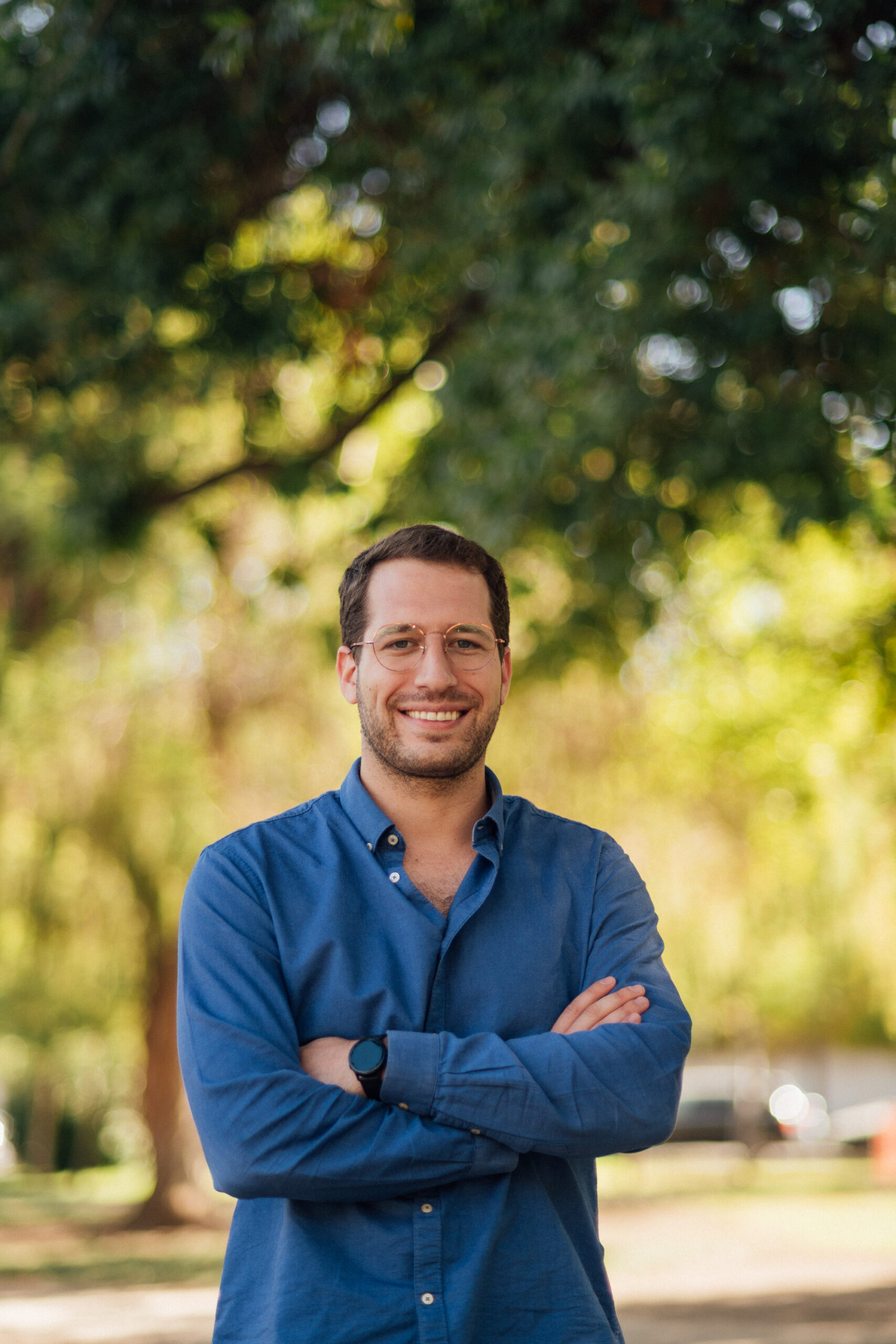 Headshot profesional en exterior con luz natural