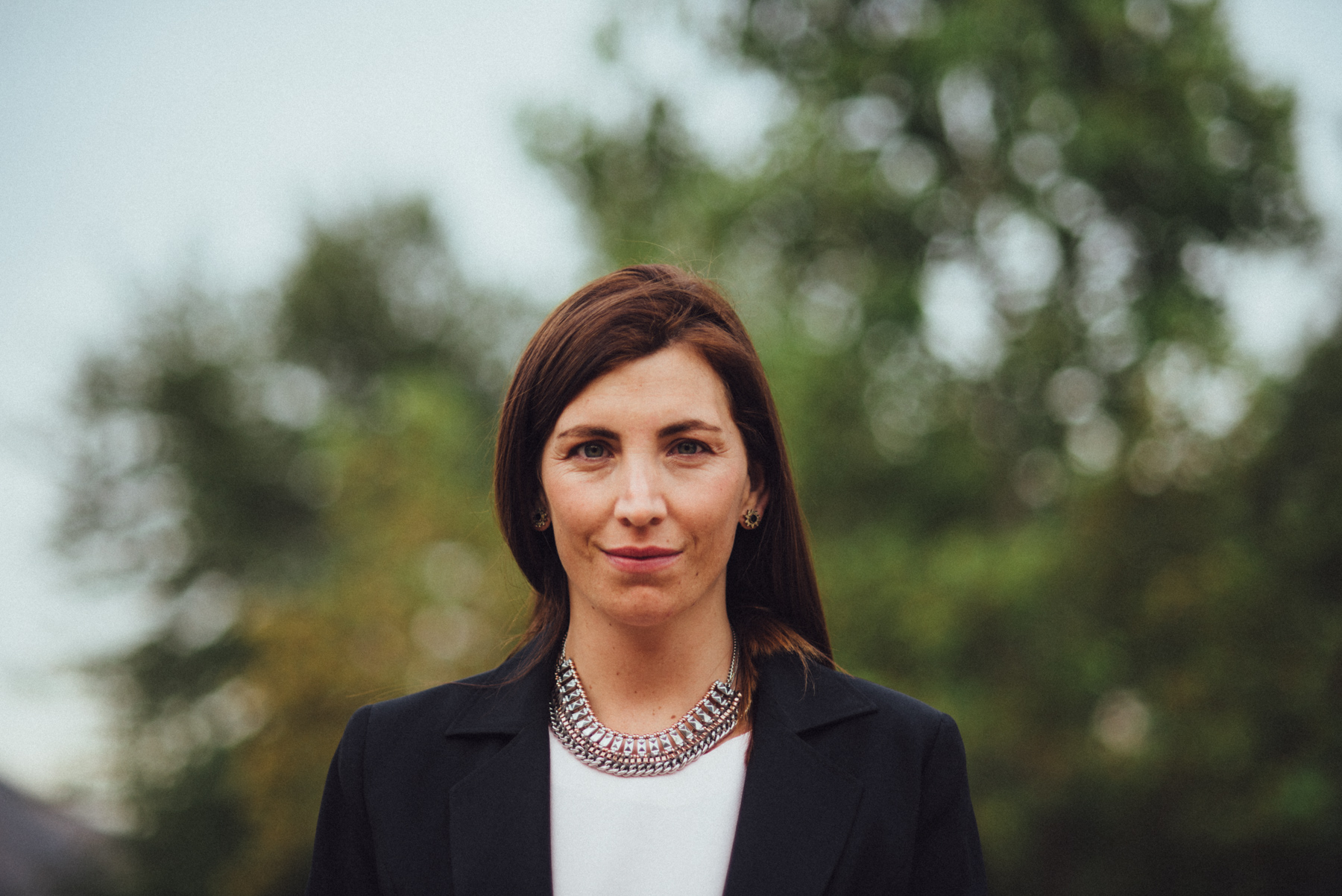 Retrato profesional en estudio con fondo neutro para LinkedIn